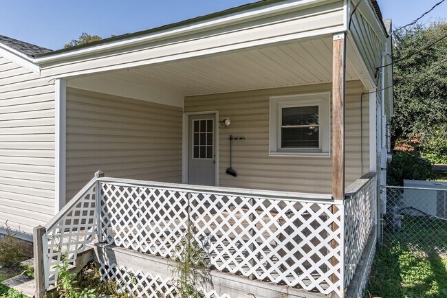 Foto del edificio - Two Bedroom Home!
