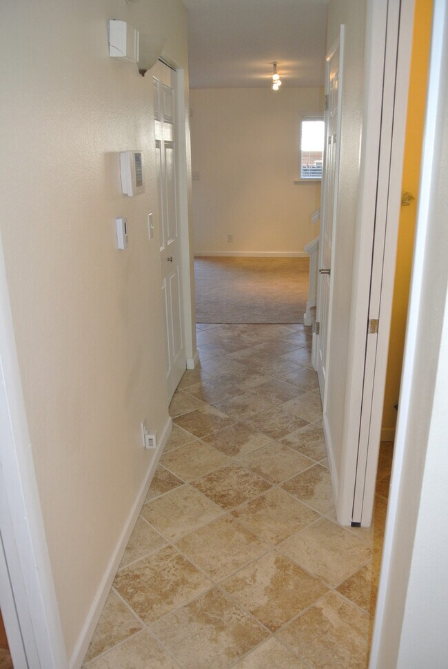 Building Photo - Amazing 3 bedroom /3.5 bath townhome in S....