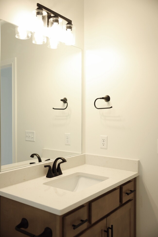 Building Photo - Oak Hill Apartments