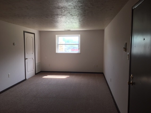 Family Room - 1060 Harvard Dr SE