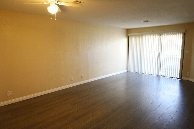 Foto del edificio - 2 Bedroom 1 Bathroom Centrally Located 1st Floor Condo in Gated Community!