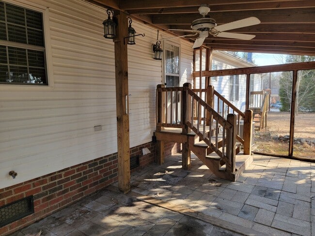 Building Photo - 3 Bedroom 2 Bathroom House