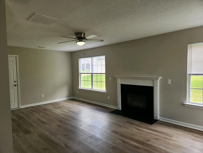 Building Photo - Recently Renovated!!Beautiful 4BR home.