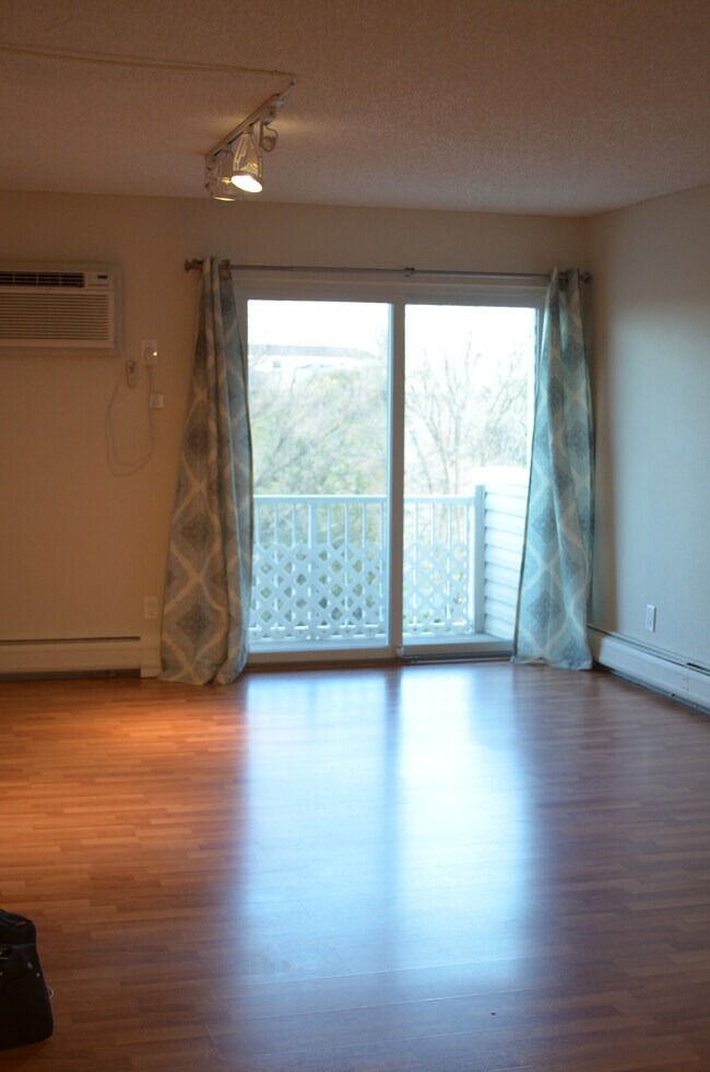 living room with balcony - 501 Golden Cir