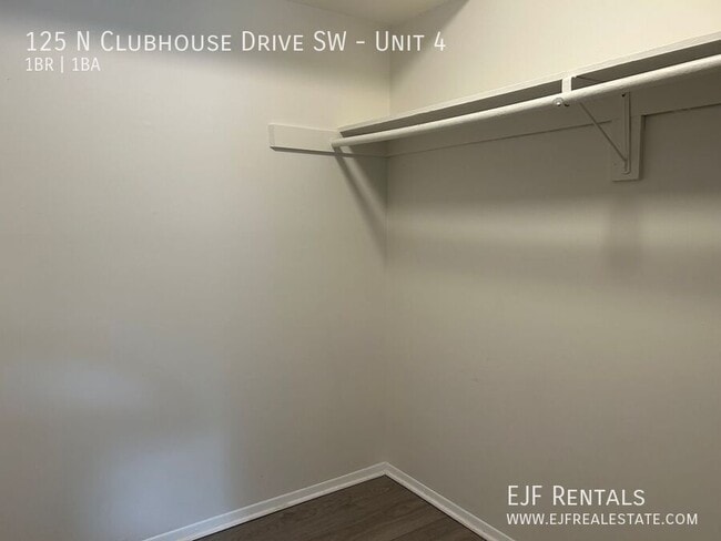 Building Photo - 125 Clubhouse Dr SW