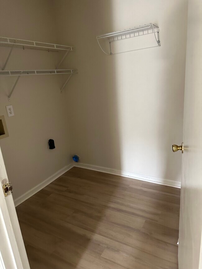 Building Photo - 3891 Almon Dr