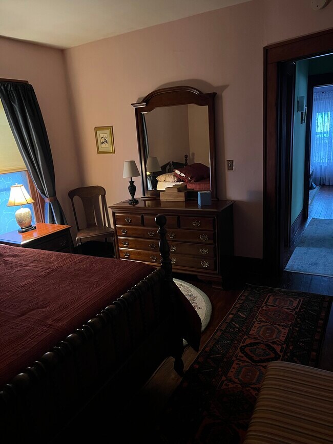 Building Photo - 719 W 2nd St