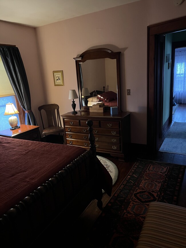 Building Photo - 719 W 2nd St