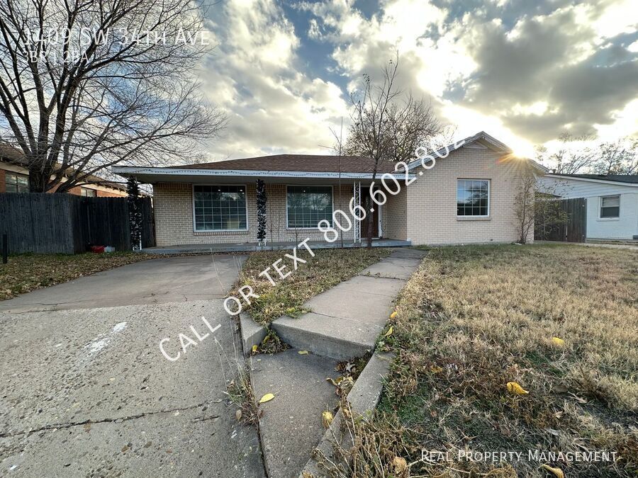 Foto principal - Spacious 3 bed 2 bath home with easy acces...