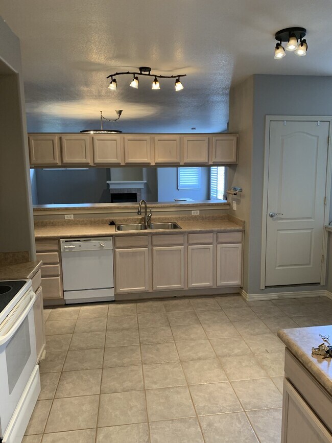 Foto del edificio - Modern, Large Condo – Move-In Ready