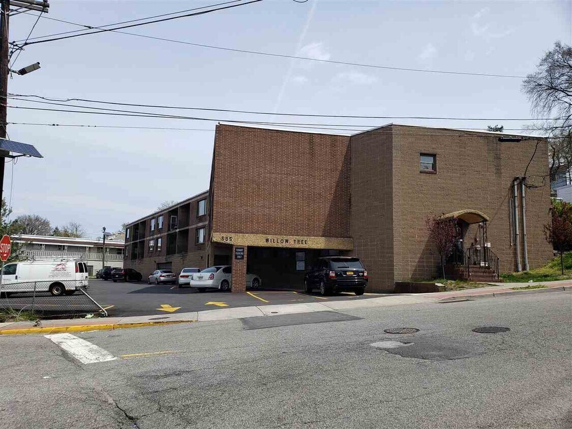 Primary Photo - 685 Prospect Ave