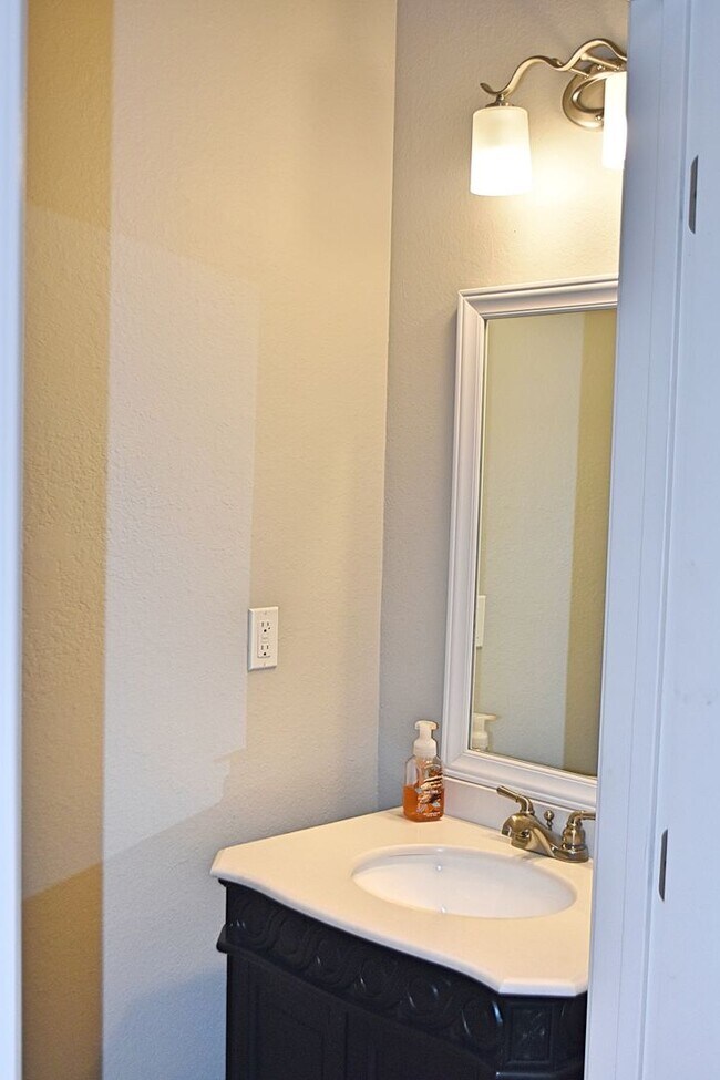 Foto del edificio - Freshly updated 3 Bedroom 2.5 Bath Townhouse 1 Car Garage available 3/1