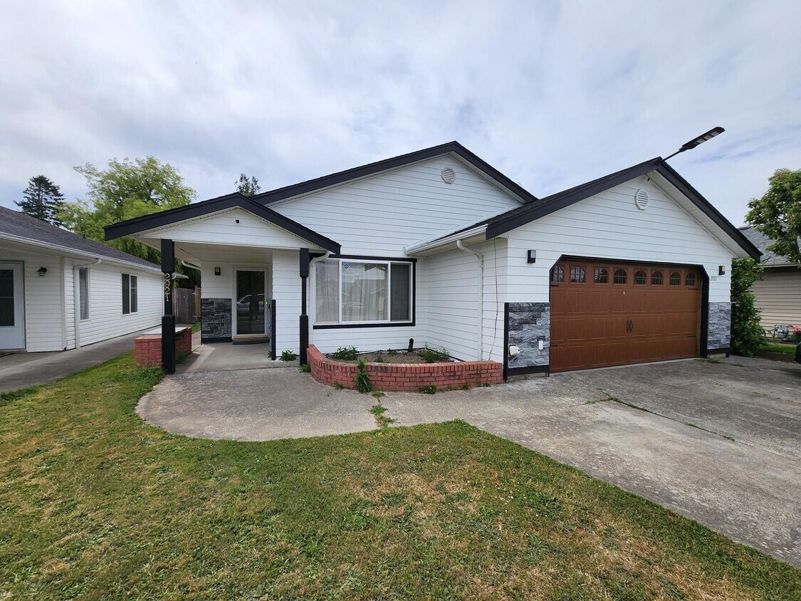 Foto principal - Stunning 4 Bedroom Home with Private Yard ...