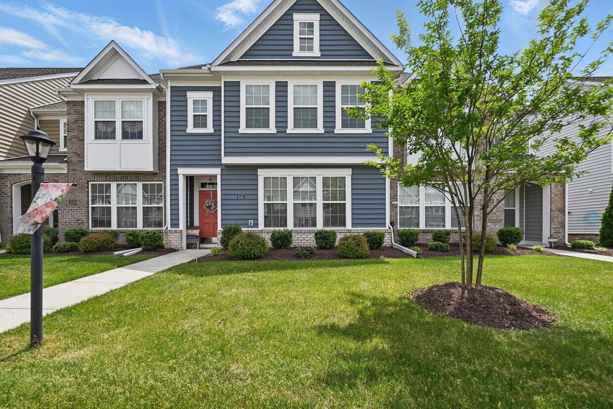 Foto principal - Stunning Modern and Spacious Townhouse!