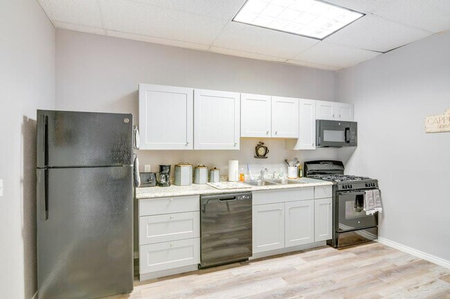 Building Photo - 800 Oak St