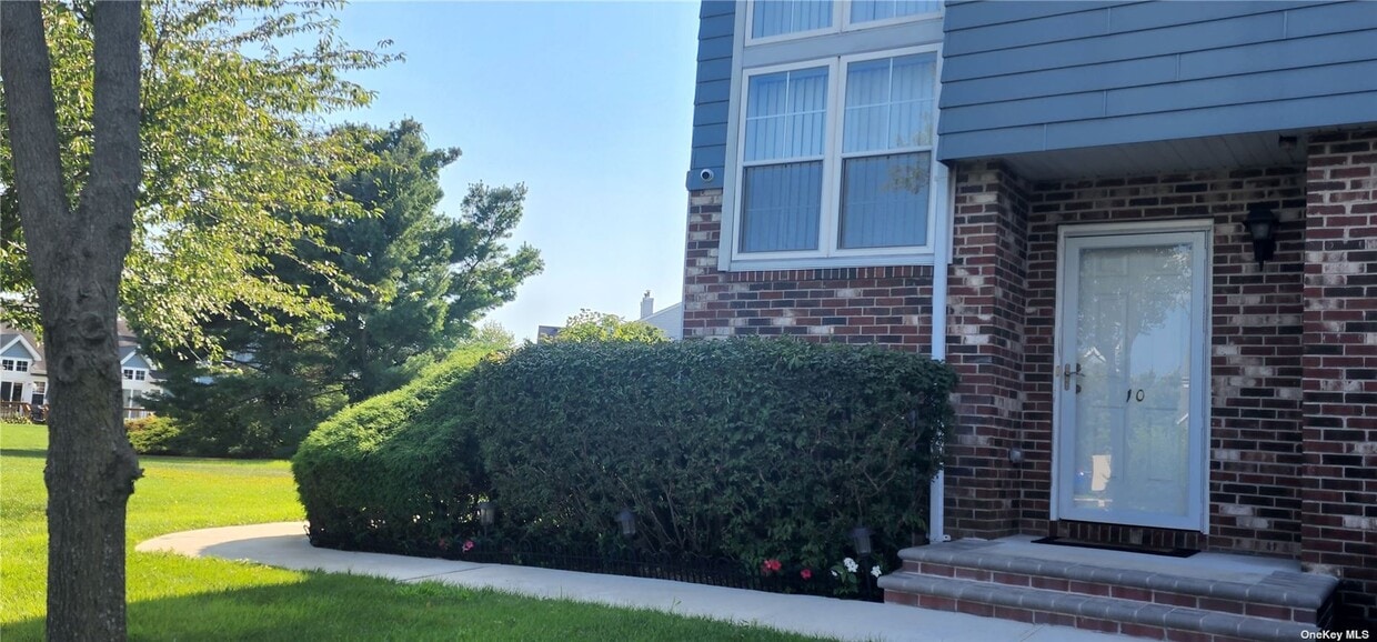 10 Goldenwood Cir, Central Islip, NY 11722 House Rental in Central