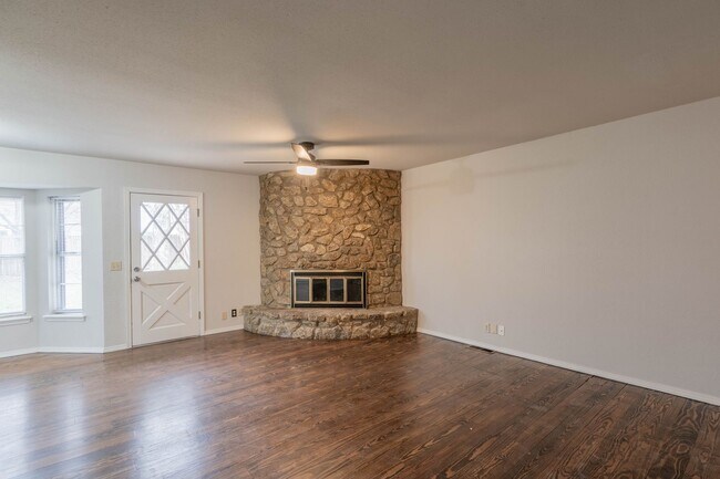 Building Photo - Updated 3 Bedroom in Broken Arrow