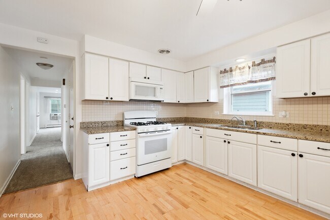 Kitchen - 2214 N Harlem Ave