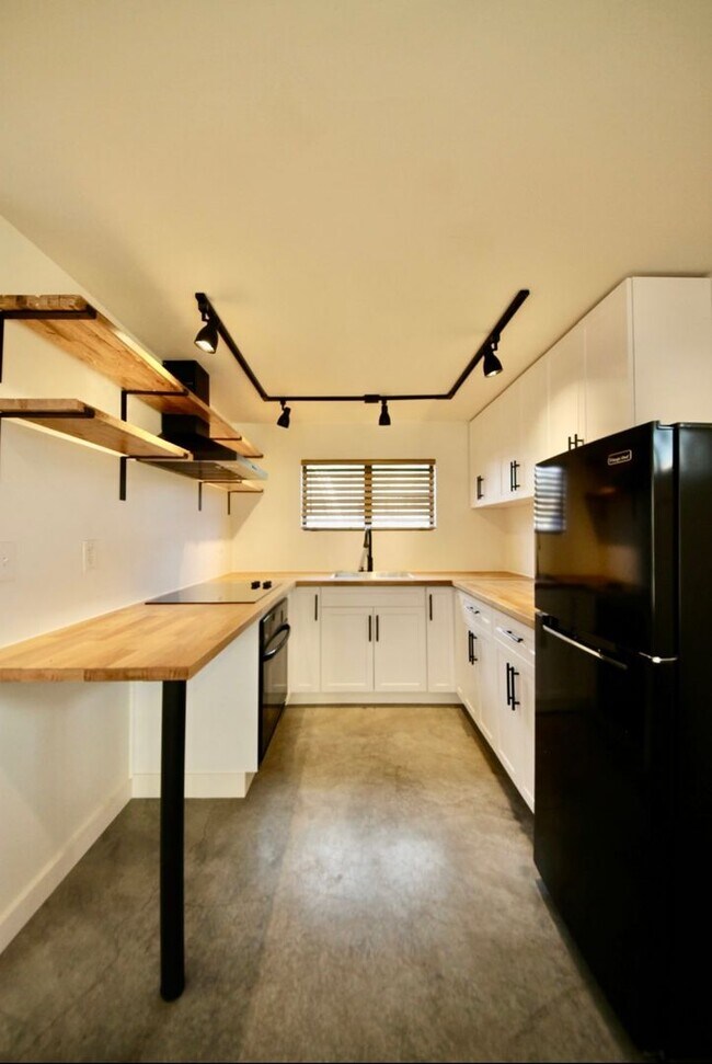 Building Photo - ALL INCLUSIVE QUAINT HISTORIC STUDIO IN TH...