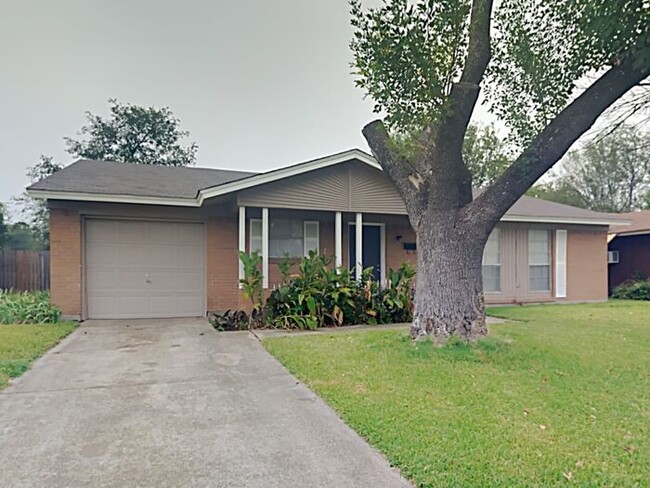 Building Photo - 1ST MONTH FREE WITH 18 MONTH LEASE