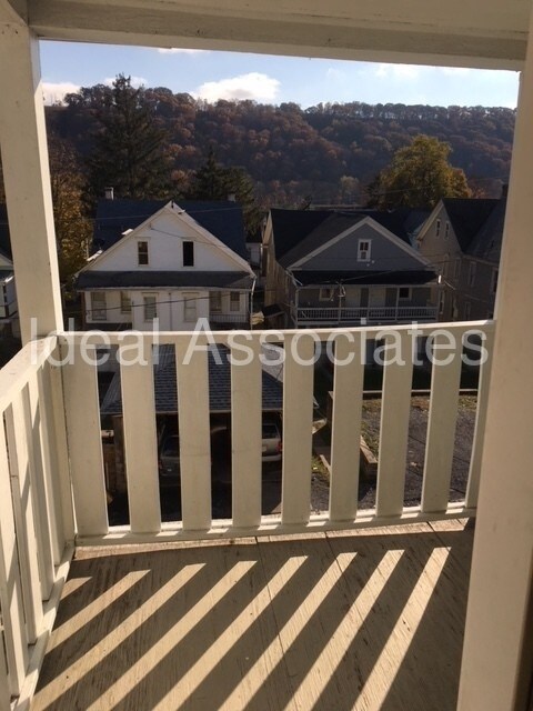 Building Photo - 3 BR, 1.5 Bath 1/2 Double