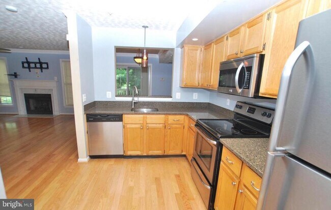 Building Photo - 1013 Hillside Lake Terrace