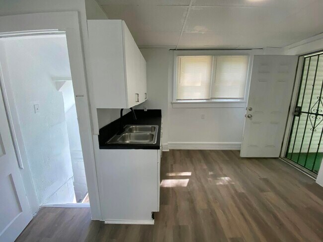 Foto del edificio - 712 Roselle Ave
