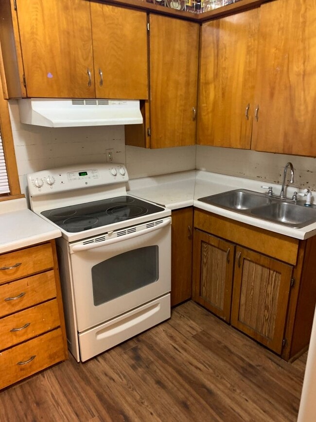 Building Photo - HOUSE FOR RENT  3 BR, 1 BA - Attached Garage - Central Air - Fenced in yard,