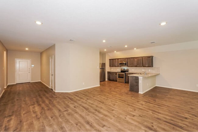 Building Photo - 1526 Woodlake Dr