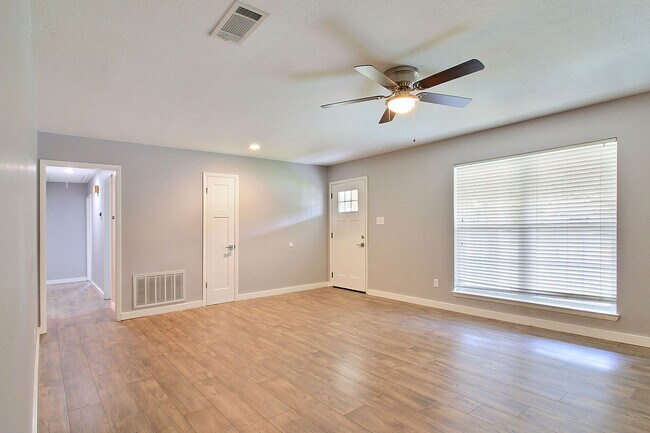 Building Photo - 726 Sharon Hills Dr