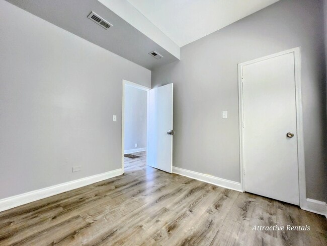 Building Photo - 1415 E 75th St