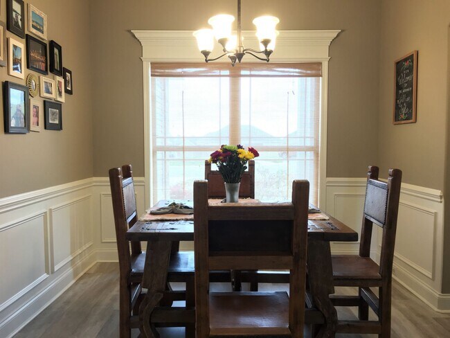 Building Photo - Beautiful Home in Hilltop School Zone