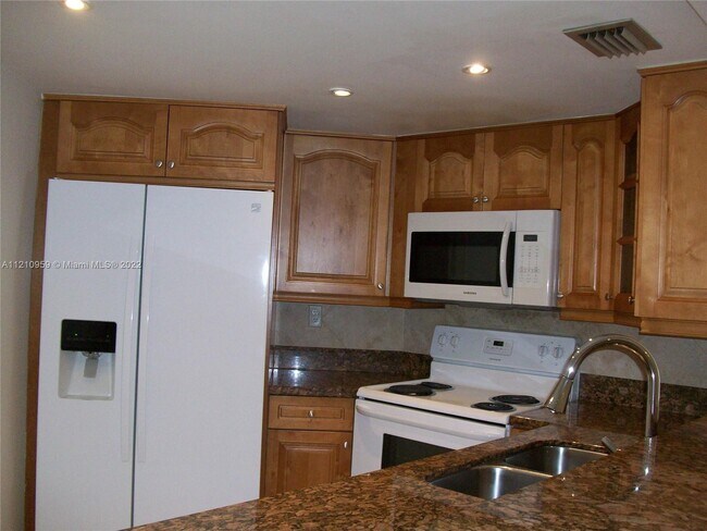 Building Photo - 9439 Fontainebleau Blvd