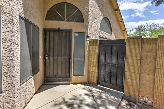 Foto del edificio - $1,000 Move-In Credit - Mission View off Valencia. Cardinal and Los Reales Rd
