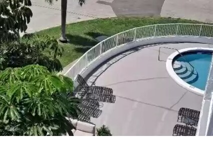 Área de patio con piscina cerrada - 550 Bayshore Dr