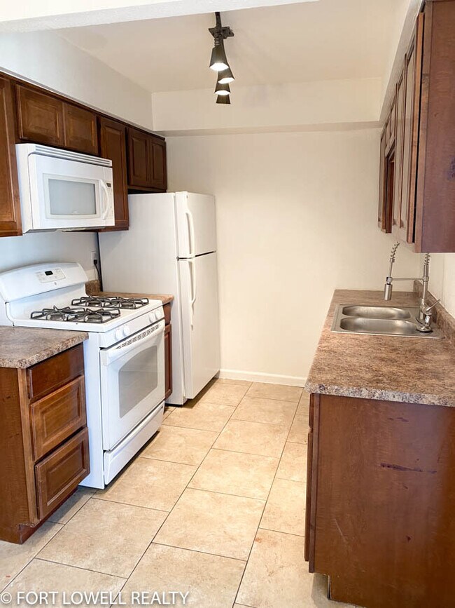 Building Photo - 3840 N 43rd Ave