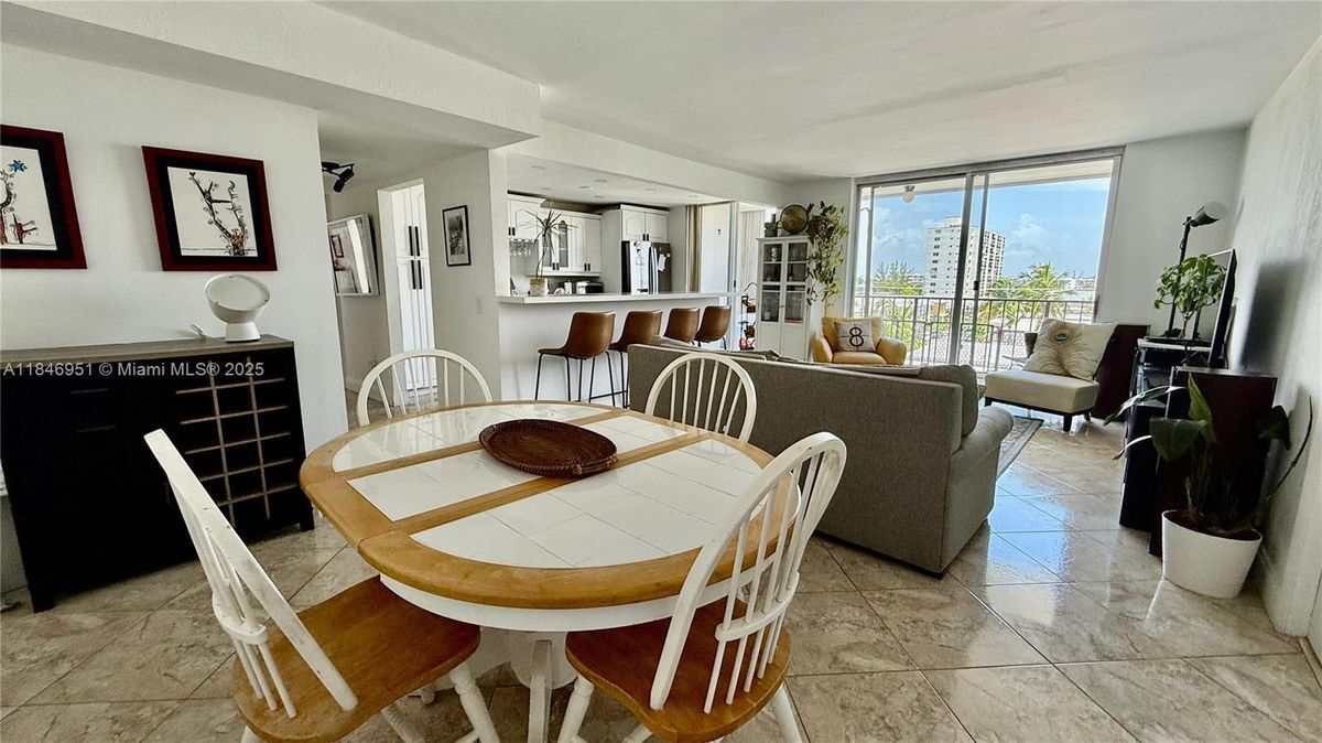 Foto del edificio - 7601 Byron Ave