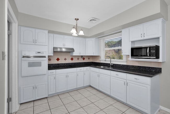Building Photo - 1467 Bridger St
