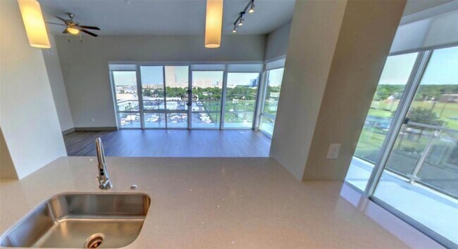Building Photo - 10402 Town and Country Way