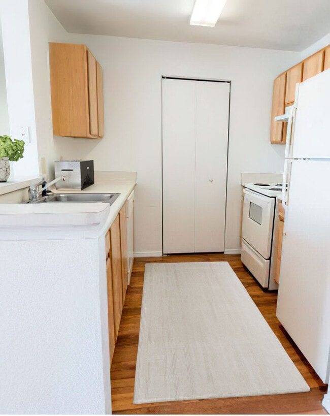 Building Photo - Whispering Oaks