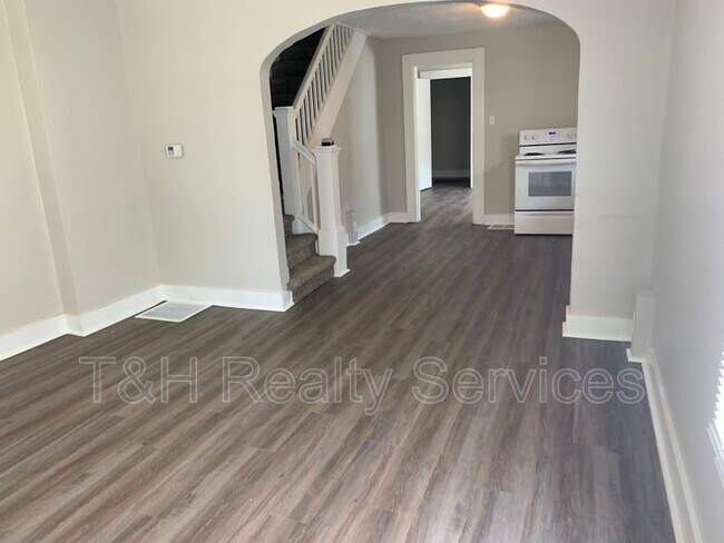 Building Photo - 3723 N Kenwood Ave