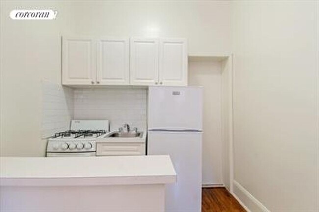 Foto del edificio - 212 W 16th St