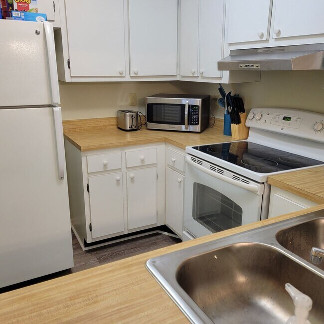 Building Photo - Seasonal/short term 2/2 ground floor condo...