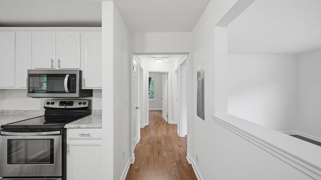Building Photo - Adorable Home with PLENTY of space!
