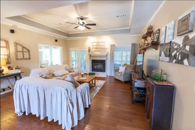 Living Room, looking from entrance - 1102 Baywood Rd