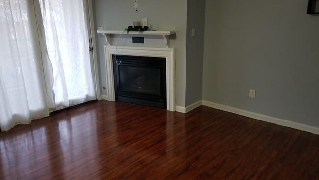 Foto del edificio - AVAILABLE NOW!  Want a GREAT Location?  Want an Average LGE Bill of $30/mo??  This Beautiful 1 Be...