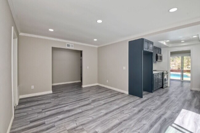 Foto del edificio - Single Story, Large Corner Lot with Pool p...