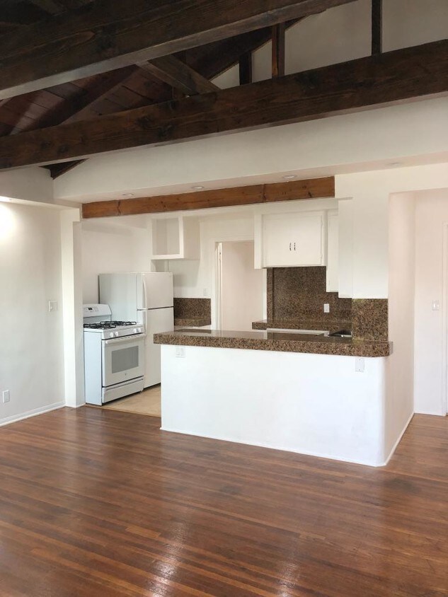 Foto principal - 914 N Hayworth Ave