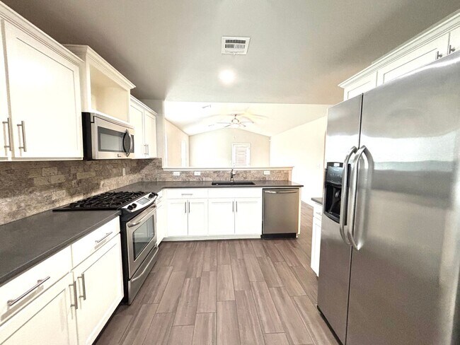 Building Photo - Awesome home with community pool!