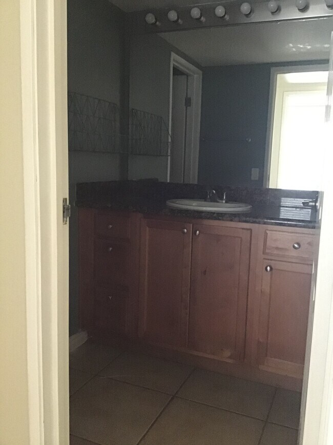 Foto del edificio - 43376 Cook St